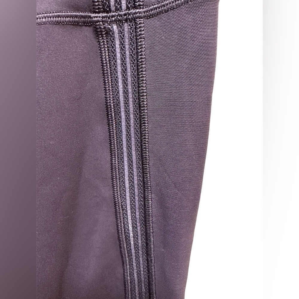 NWOT LULULEMON PURPLE LEGGINGS WITH LACE STRIPED DETAIL SIZE 6 - Picture 2 of 5